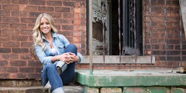 nicole curtis hgtv