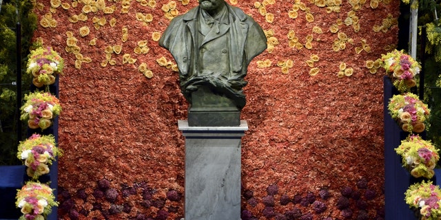 NobelBust