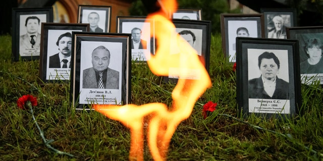 portrék "felszámolók", sürgősségi dolgozók, akik harcoltak a lángok a csernobili atomreaktor, látható során megemlékezés ünnepségen Kijevben, Ukrajna, április 26, 2016. REUTERS / Gleb Garanich-RTX2BPDA"liquidators", emergency workers who fought the blaze at the Chernobyl nuclear reactor, are seen during a commemoration ceremony in Kiev, Ukraine, April 26, 2016. REUTERS/Gleb Garanich - RTX2BPDA