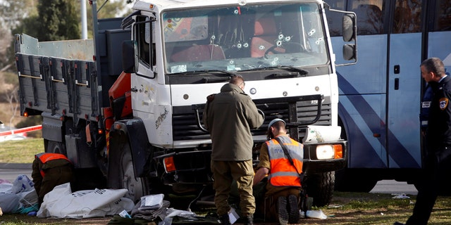 Israeli soldiers work at the scene where police said a Palestinian rammed his truck into a group of Israeli soldiers on a popular promenade in Jerusalem January 8, 2017. REUTERS/Ronen Zvulun TPX IMAGES OF THE DAY - RC1F3AEA6940
