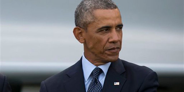 El presidente Barack Obama anunció el domingo 7 de 2014 que presentará en los próximas dÃas su estrategia para derrotar al Estado Islámico que controla algunas zonas en Irak y Siria. En la imagen, Obama durante un desfile de aviones en la cumbre de la OTAN en Newport, Gales, el 5 de septiembre. (AP Foto/Jon Super)