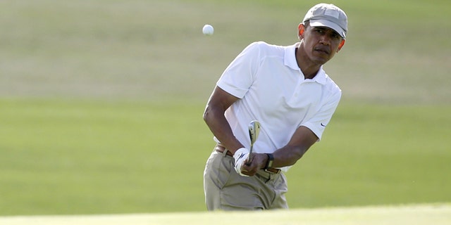 U.S. President Barack Obama plays a shot to the 18th green as he finishes a round of golf with friends at the Mid-Pacific Country Club in Kailua, Hawaii, December 28, 2015. REUTERS/Jonathan Ernst - RTX20CBK
