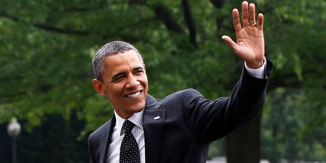 El presidente Barack Obama saluda mientras cruza el jardÃn de la Casa Blanca en Washington tras su regreso de una visita sorpresiva a Afganistán el miércoles 2 de mayo del 2012. Los hispanos, el grupo minoritario de mayor crecimiento entre la población estadounidense, favorecen por un amplio margen al presidente Obama ante el posible candidato republicano Mitt Romney lo cual serÃa un factor decisivo en las elecciones del 6 de noviembre. (Foto AP/Pablo Martinez Monsivais)