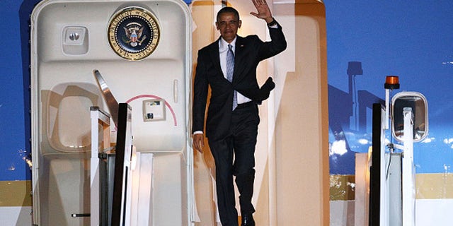 LONDON, ENGLAND - APRIL 21: US President Barack Obama steps off Air Force One upon arrival at Stansted Airport on April 21, 2016 in London, England. The President is currently on a four day visit to the UK where he will have lunch with HM Queen Elizabeth II at Windsor Castle and dinner with Prince William and his wife Catherine, Duchess of Cambridge at Kensington Palace. Mr Obama will visit 10 Downing Street on Friday afternoon where he is to hold a joint press conference with British Prime Minister David Cameron and is expected to make his case for the UK to remain inside the European Union. (Photo by Dan Kitwood/Getty Images)