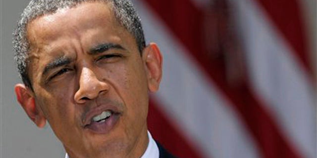 El presidente Barack Obama ha reconocido que afronta inconformidades entre sus correligionarios y simpatizantes tras la negociación del tope de la deuda gubernamental con los republicanos. En la imagen, Obama exhorta al congreso desde la Casa Blanca a que adopte medidas que ayuden a la mejora de la economía y la creación de empleos en el país, el sábado 20 de agosto de 2011. (AP foto/Susan Walsh)