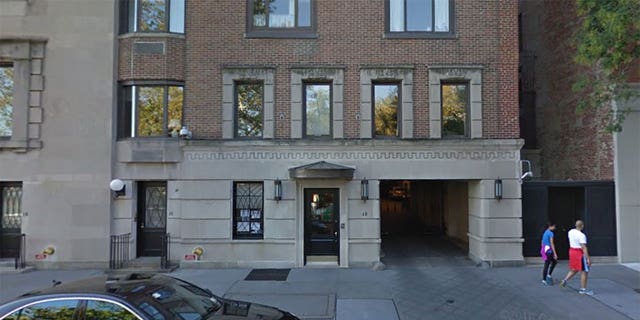 Gloria Vanderbilt, conductor André Kostelanetz and New Yorker critic Alexander Woollcott have all had residences at 10 Gracie Square.