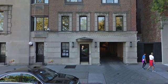 Gloria Vanderbilt, conductor André Kostelanetz and New Yorker critic Alexander Woollcott have all had residences at 10 Gracie Square.