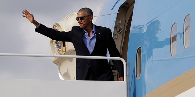 President Obama waves as he boards Air Force One, Sunday, Sept. 18, 2016, in Andrews Air Force Base, Md., en route to a Democratic National Committee event in New York, N.Y.