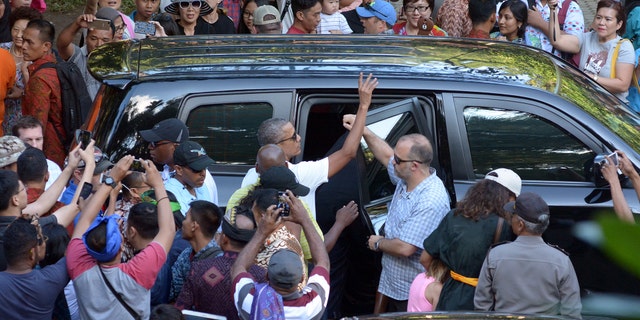 Former United States President Barack Obama waves during a visit to Tirta Empul Temple while on holiday with his family in Gianyar, Bali, Indonesia June 27, 2017 in this photo taken by Antara Foto. Antara Foto/Wira Suryantala/ via REUTERS ATTENTION EDITORS - THIS IMAGE WAS PROVIDED BY A THIRD PARTY. MANDATORY CREDIT. INDONESIA OUT. NO COMMERCIAL OR EDITORIAL SALES IN INDONESIA. - RTS18SZ9