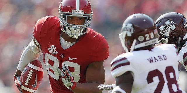 TUSCALOOSA, AL - NOVEMBER 12: O.J. Howard #88 of the Alabama Crimson Tide turns up this reception against DeAndre Ward #28 and Dezmond Harris #46 of the Mississippi State Bulldogs at Bryant-Denny Stadium on November 12, 2016 in Tuscaloosa, Alabama. (Photo by Kevin C. Cox/Getty Images)