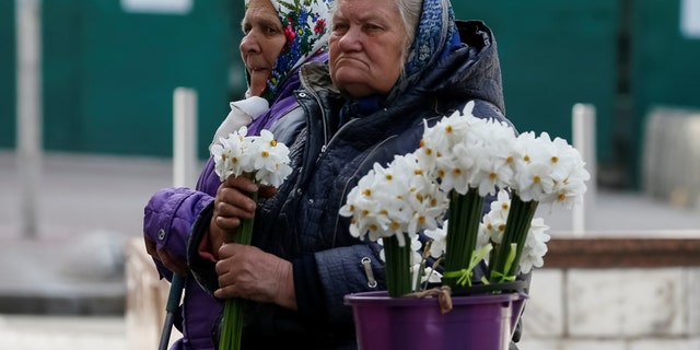 File photo: Elderly women wait for customers as they sell flowers in central Kiev, Ukraine April 27, 2017. (REUTERS/Gleb Garanich)