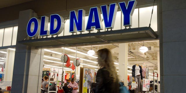 An Old Navy shopper claims the store screwed up his last order big-time.