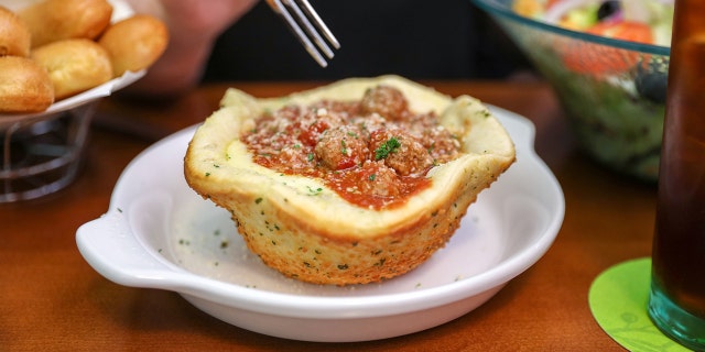 Olive Garden has added the new Meatball Pizza Bowl to its lunch menu, and it doesn't skimp on the meat and cheese.