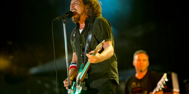 Eddie Vedder of Pearl Jam welcomed Dennis Rodman to the stage at its recent concert in Chicago.