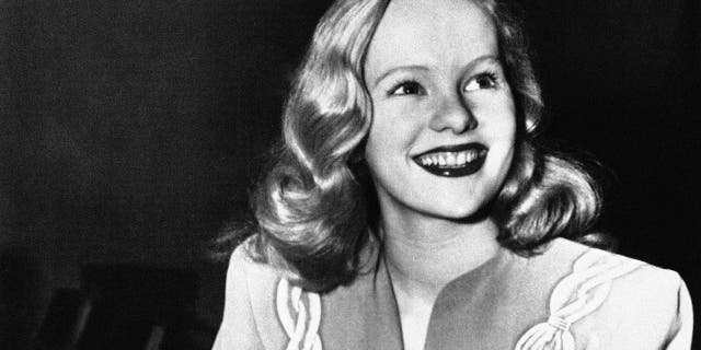 FILE - In this Dec. 26, 1945, file photo, actress Peggy Cummins, 20, smiles in Superior Court, in Los Angeles, after her contract with Twentieth Century-Fox Studio had been approved. Cummins, who gave an indelible performance as the lethal, beret-wearing robber in the noir classic "Gun Crazy," has died. Cummins, who retired from acting in the early 1960s, died Friday, Dec. 29, 2017, in London at age 92. (AP Photo/File)