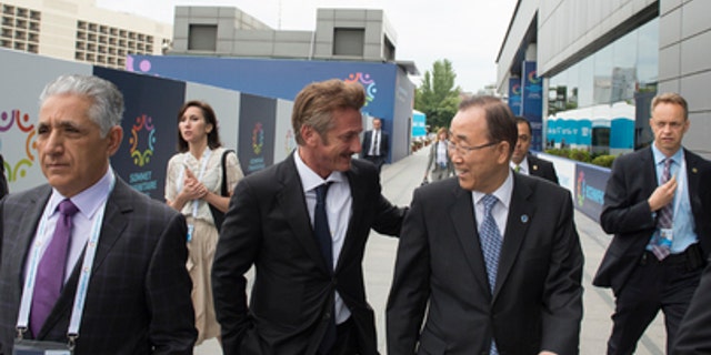 Secretary-General Ban Ki-moon (second from right) arrives with actor and director Sean Penn for the screening of Penn's latest film, "The Last Face,” in Istanbul, Turkey, May 22, 2016. (UN Photo/Eskinder Debebe)