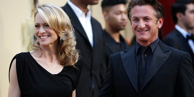 Best actor nominee Sean Penn from the film "Milk" and his wife Robin Wright Penn pause on the red carpet as they arrive at the 81st Academy Awards in Hollywood, California February 22, 2009. Sean Penn is dressed in Giorgio Armani and Robin Wright Penn, dressed in Monique Lhuillier. REUTERS/Mario Anzuoni (UNITED STATES) (OSCARS-ARRIVALS) - GM1E52N0PKZ01