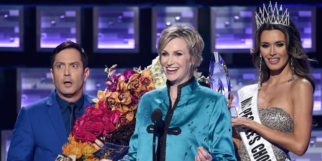 LOS ANGELES, CA - JANUARY 06: (L-R) Actor Thomas Lennon, host Jane Lynch, and Miss Colombia Ariadna Gutierrez perform onstage during the People's Choice Awards 2016 at Microsoft Theater on January 6, 2016 in Los Angeles, California.  (Photo by Kevin Winter/Getty Images)