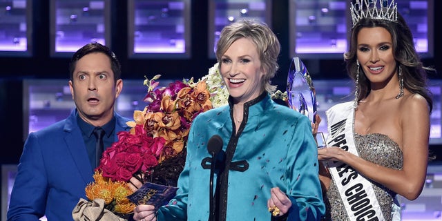 LOS ANGELES, CA - JANUARY 06: (L-R) Actor Thomas Lennon, host Jane Lynch, and Miss Colombia Ariadna Gutierrez perform onstage during the People's Choice Awards 2016 at Microsoft Theater on January 6, 2016 in Los Angeles, California. (Photo by Kevin Winter/Getty Images)