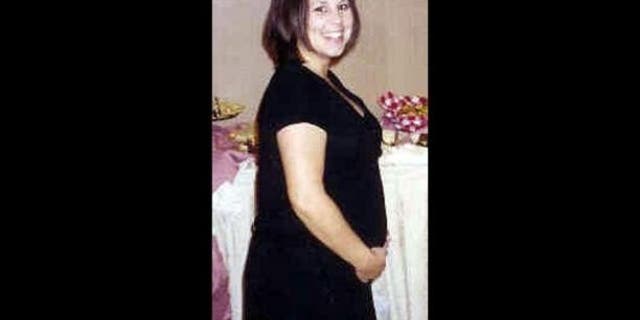 Laci Peterson pregnant posing for photo