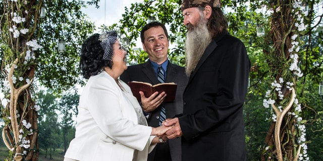 Alan Robertson (C) leads the vow renewal ceremony for his parents, Miss Kay and Phil.