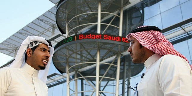 Saudi men chat outside the Saudi Stock Exchange in Riyadh on December 5, 2009. Oil powerhouse Saudi Arabia is switching its weekend to Friday-Saturday to better serve its economy and "international commitments," the official SPA news agency reported on Sunday quoting a royal decree.