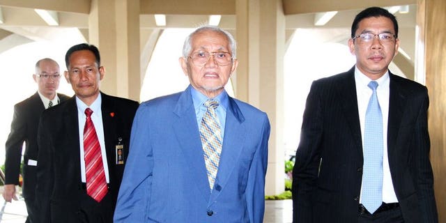 Sarawak chief minister Taib Mahmud (C) arrives at the State Legislative Assembly in Kuching, May 21, 2013. The activist sister-in-law of former British prime minister Gordon Brown says she was deported Sarawak whose powerful leader is widely accused of massive corruption.