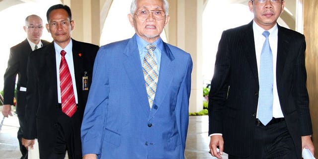 Sarawak chief minister Taib Mahmud (C) arrives at the State Legislative Assembly in Kuching, May 21, 2013. The activist sister-in-law of former British prime minister Gordon Brown says she was deported Sarawak whose powerful leader is widely accused of massive corruption.