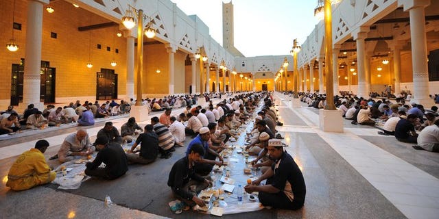 Foreign workers break their fast outside the Imam Turki bin Abdullah mosque in the Saudi capital Riyadh during Ramadan, on August 7, 2012. Yemen has asked the International Organization for Migration to help some 200,000 Yemenis forced to leave Saudi Arabia in the past three months amid a crackdown on undocumented migrants, the IOM said Friday.