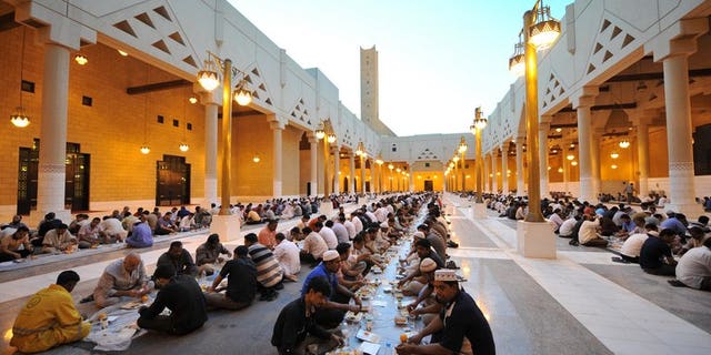 Foreign workers break their fast outside the Imam Turki bin Abdullah mosque in the Saudi capital Riyadh during Ramadan, on August 7, 2012. Yemen has asked the International Organization for Migration to help some 200,000 Yemenis forced to leave Saudi Arabia in the past three months amid a crackdown on undocumented migrants, the IOM said Friday.