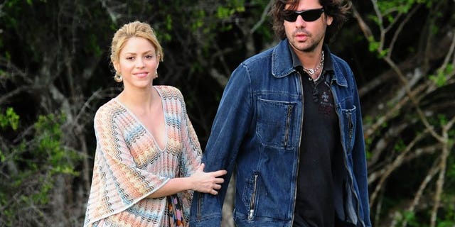 Global pop star Shakira (L) and then-boyfriend Antonio de la Rua stroll through their farmhouse in Jose Ignacio, Uruguay, on December 20, 2009. De la Rua has failed in a bid to get a slice of tens of millions of dollars in a Swiss bank account, in the latest chapter of the former couple's legal battle, lawyers said Monday.