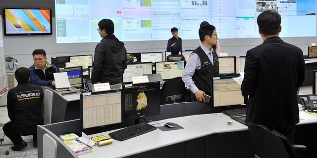 Members of the Korea Internet Security Agency check on cyber attacks at their briefing room, in Seoul, on March 20, 2013. S.Korea on Tuesday blamed North Korea for a crippling cyber attack last month against a number of government and news media websites.