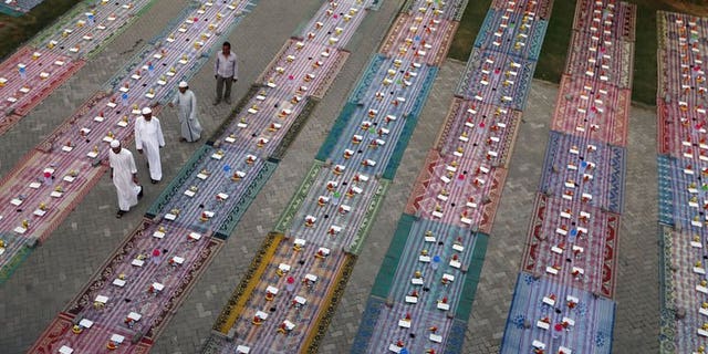 Free Iftar meals are laid out for Muslim workers to break their fast during Ramadan in Dubai, on July 15, 2013. Shedding weight in Dubai is being rewarded in gold under a new initiative by the municipality of the Gulf emirate aimed at fighting obesity, local newspapers reported.