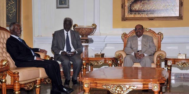 Sudanese President Omar al-Bashir (R) meets with South Africa's former president Thabo Mbeki (L) on July 25, 2013 in the Sudanese capital, Khartoum. African officials asked Sudan for more time to probe allegations of cross-border rebel support as a deadline nears for shutting the economically vital pipeline carrying South Sudanese oil.