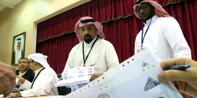 Kuwaiti judges and their aides count the ballots at a polling station after closure of voting in al-Khaldeyya district of Kuwait city, on July 27, 2013. Kuwait's Emir Sheikh Sabah al-Ahmad Al-Sabah on Monday asked the outgoing prime minister to form a new government following polls, the official KUNA news agency reported.