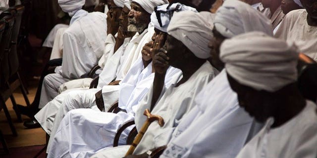Sudanese tribesmen and government officials in el-Fasher, North Darfur on July 23, 2013. Warring Arab tribes in Sudan's Darfur region said on Wednesday that they had reached a tentative ceasefire, after fighting which one of them said had killed more than 200 people.
