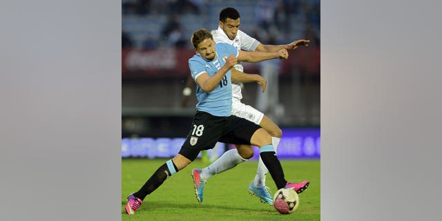 France's midfielder Etienne Capoue (right) and Uruguay's Gaston Ramirez during a friendly on June 5, 2013 at the Centenario Stadium in Montevideo.Tottenham Hotspur have reached an agreement to sign France midfielder Etienne Capoue, the club announced Thursday.