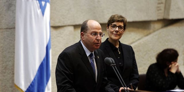 Moshe Yaalon (L) is sworn in as defence minister in Jerusalem on March 18, 2013. Israeli Defence Minister Moshe Yaalon said on Wednesday that the Syrian government had used chemical weapons, backing opposition claims of multiple deadly strikes around Damascus.