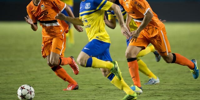 Everton's Leighton Baines tries to get past the Valencia defense during a 2013 International Champions Cup on August 6, 2013, Florida. Manchester United manager David Moyes says former club Everton will harm the careers of Baines and Marouane Fellaini if they prevent the pair from following him to Old Trafford.