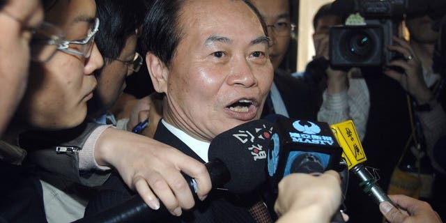 Taiwan minister Tseng Yung-fu (centre) speaks to reporters in Taipei, on March 22, 2010. Tseng has resigned after he was accused of meddling in a lawmaker's court case in the latest judicial scandal to hit the island.