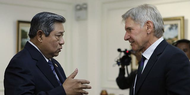 A photo released by the presidential palace on September 10, 2013, shows Indonesian President Susilo Bambang Yudhoyono (L) speaking to US actor Harrison Ford (R) during an interview at the presidential palace in Jakarta. The minister accused Ford of subjecting him to a rude interview on climate change.