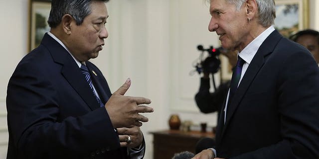 A photo released by the presidential palace on September 10, 2013, shows Indonesian President Susilo Bambang Yudhoyono (L) speaking to US actor Harrison Ford (R) during an interview at the presidential palace in Jakarta. The minister accused Ford of subjecting him to a rude interview on climate change.