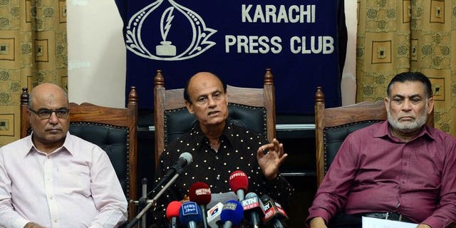 Former Pakistani field hockey player Islahuddin Siddiqui (C) speaks during a news conference in Karachi on September 10, 2013.