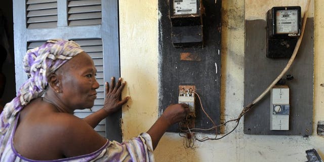 A woman disconnects her electricity counter in Dakar on July 10, 2008. Mauritania is to begin providing energy-starved Senegal with electricity within two years, both sides announced Thursday after a summit between their presidents in Dakar.