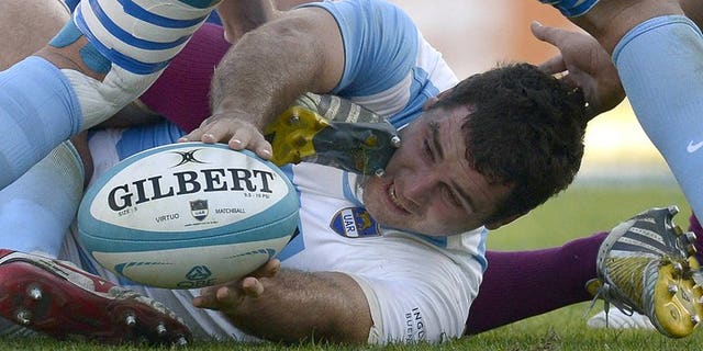 Argentina's Los Pumas Tomas Leonardi (centre) passes the ball to teammates during a match against England at Jose Amalfitani stadium in Buenos Aires on June 15, 2013. Leonardi has joined Edinburgh on a three-month contract.