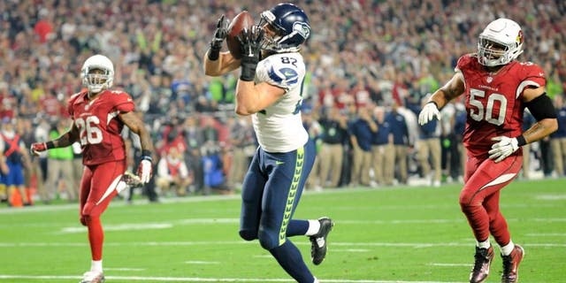 Dec 21, 2014; Glendale, AZ, USA; Seattle Seahawks tight end Luke Willson (82) catches a touchdown pass against the Arizona Cardinals during the second half at University of Phoenix Stadium. Mandatory Credit: Joe Camporeale-USA TODAY Sports