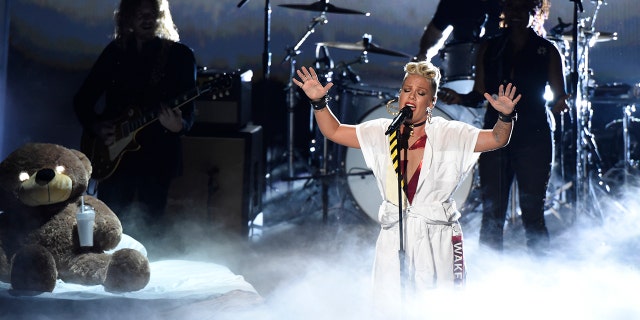 pink vmas 2017 ap