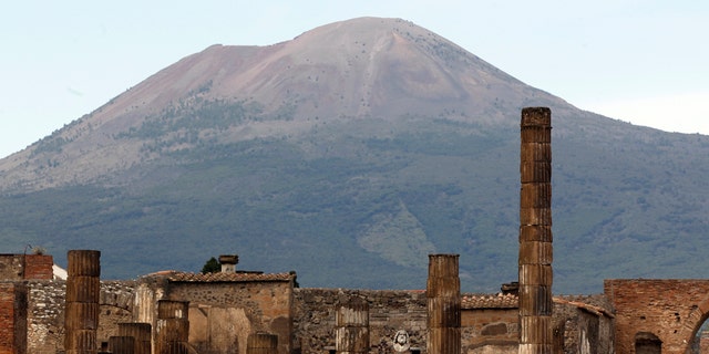 File photo: A partial view of the ancient archaeological site of Pompeii is pictured in front of Mount Vesuvius April 17, 2014. (Credit: REUTERS/Ciro de Luca)