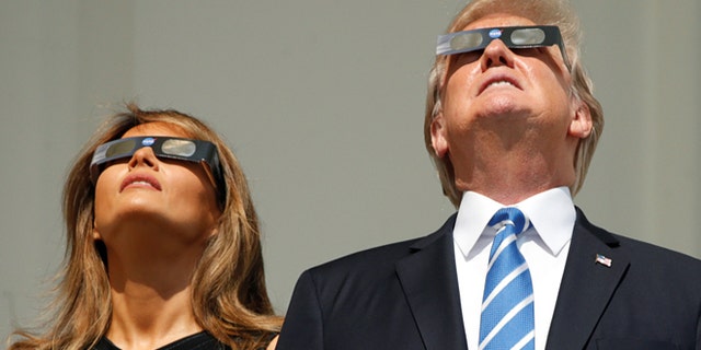 U.S. President Donald Trump and Melania Trump watch the solar eclipse from the White House in Washington, U.S., August 21, 2017. REUTERS/Kevin Lamarque - RTS1CPN2