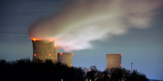 행진 15, 2011: The Three Mile Island nuclear power plant, where the U.S. suffered its most serious nuclear accident in 1979, is seen across the Susquehanna River in Middletown, Pennsylvania in this night view.